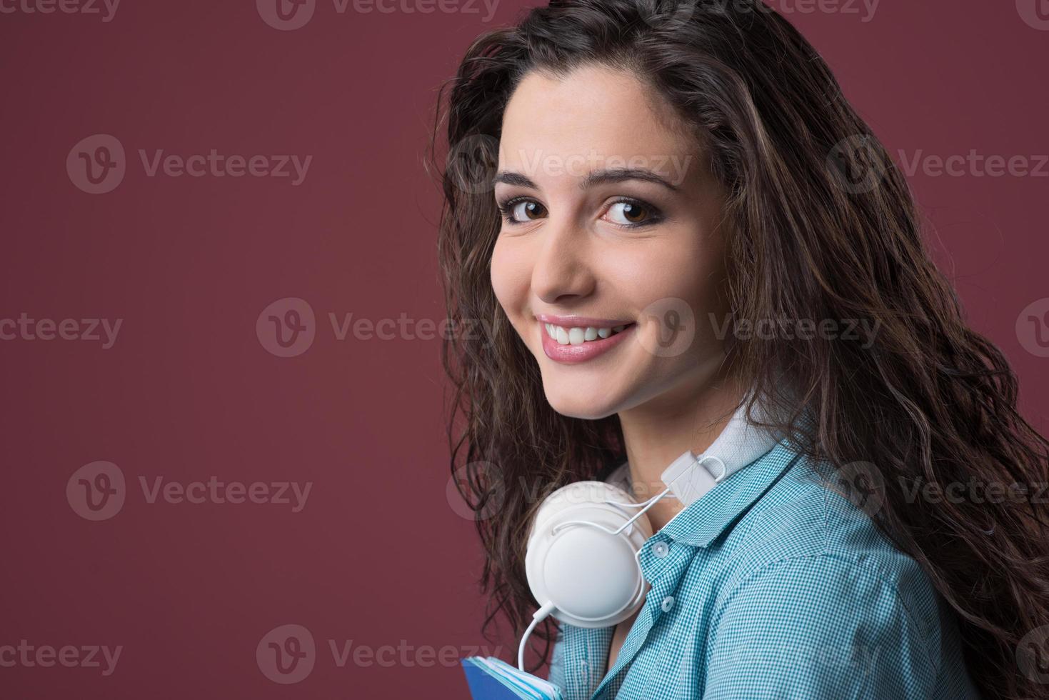 adolescente sorridente com fones de ouvido foto