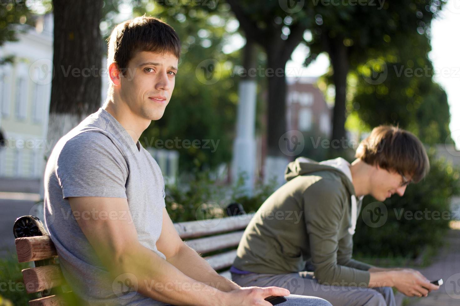 dois caras sentados foto
