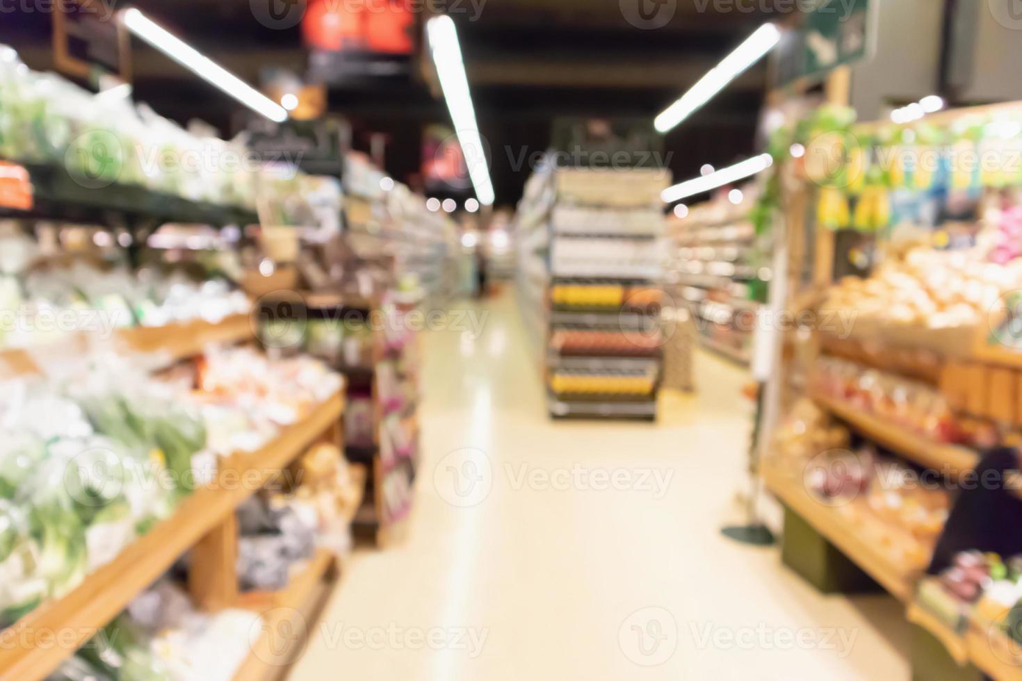 abstrato borrão de frutas frescas orgânicas e corredor de vegetais nas prateleiras do supermercado na loja de supermercado desfocado fundo claro bokeh foto