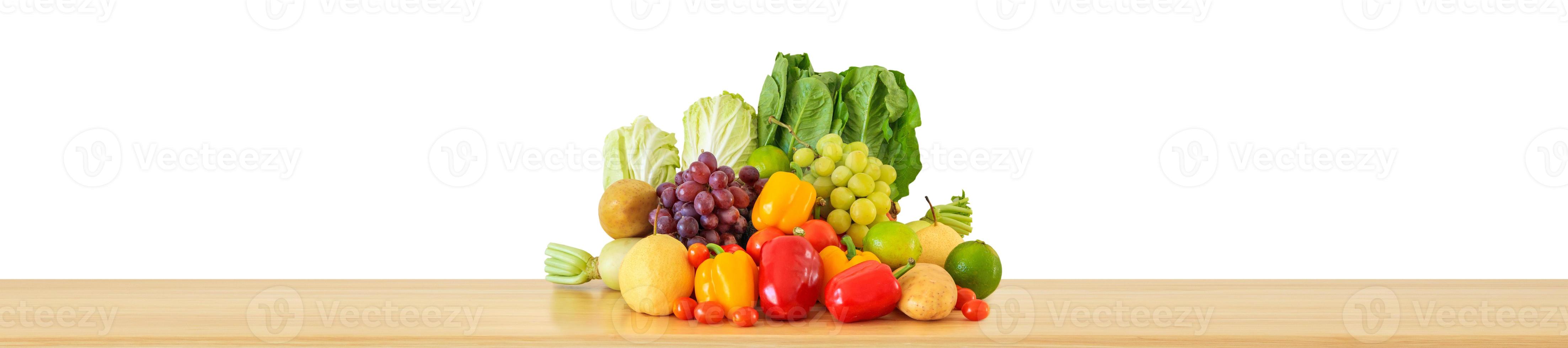 produto de mercearia de frutas e legumes frescos na mesa de madeira isolada no fundo branco foto