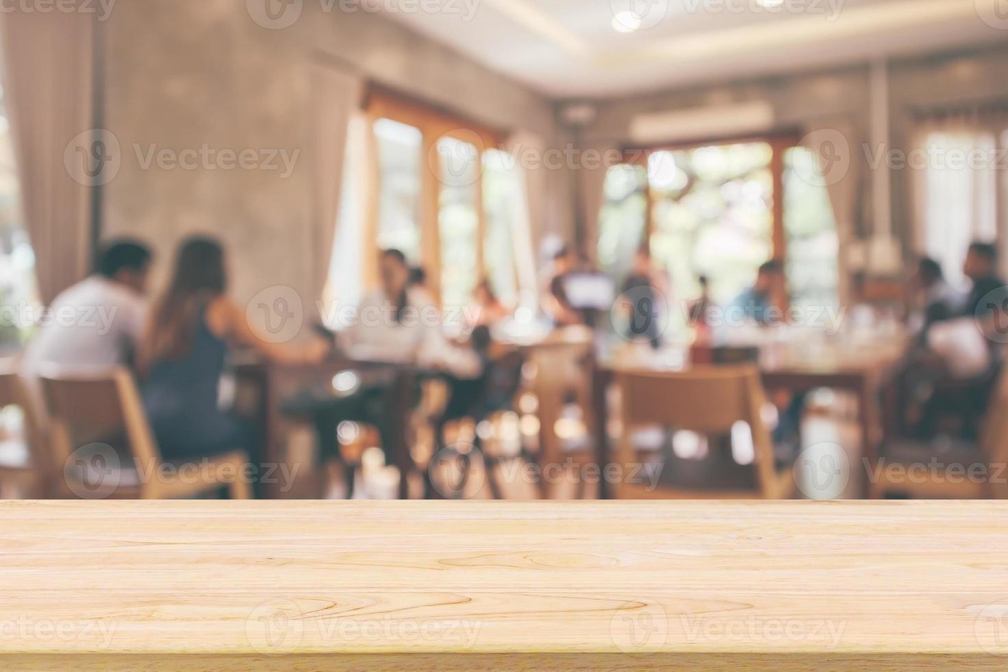 interior do restaurante com cliente e mesa de madeira desfocar o fundo abstrato com luz bokeh foto
