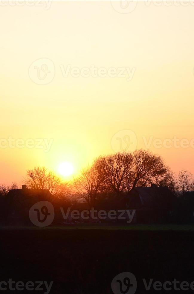 amanhecer na aldeia. nascer do sol na paisagem suburbana foto