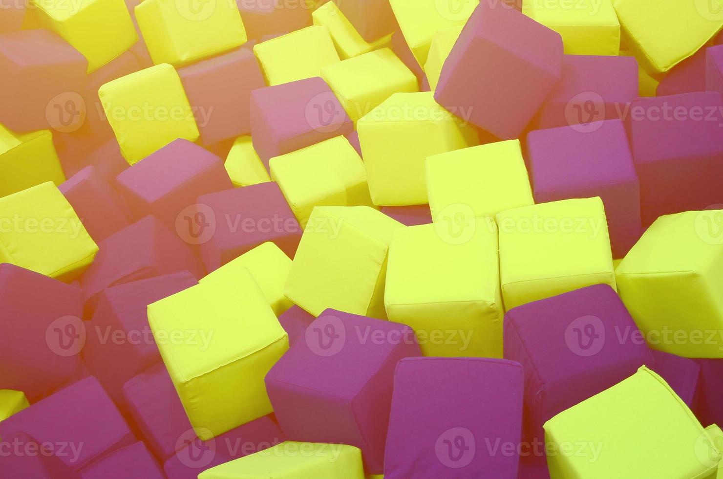 muitos blocos macios coloridos em um ballpit infantil em um playground foto