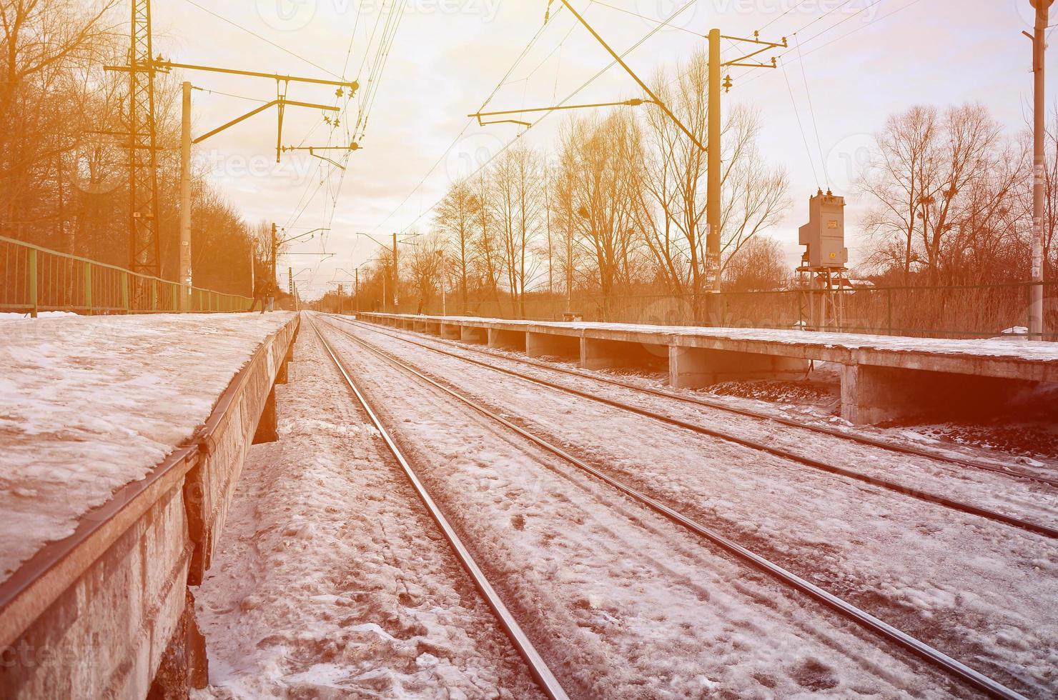 paisagem de inverno à noite com a estação ferroviária foto