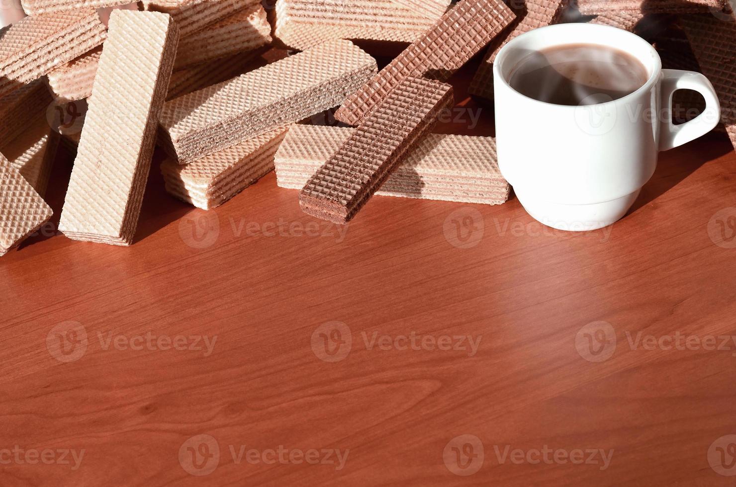 xícara de café e waffels foto