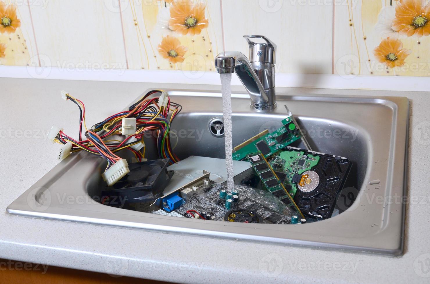 hardware na pia da cozinha sob o conceito metafórico de limpeza de computador de fluxo de água foto