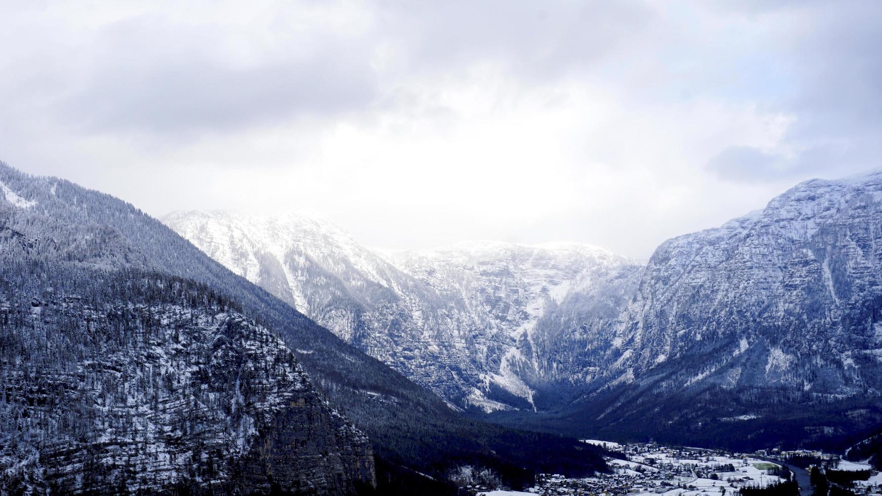 hallstatt inverno neve montanha paisagem caminhada montanhas épicas aventura ao ar livre e lago foto