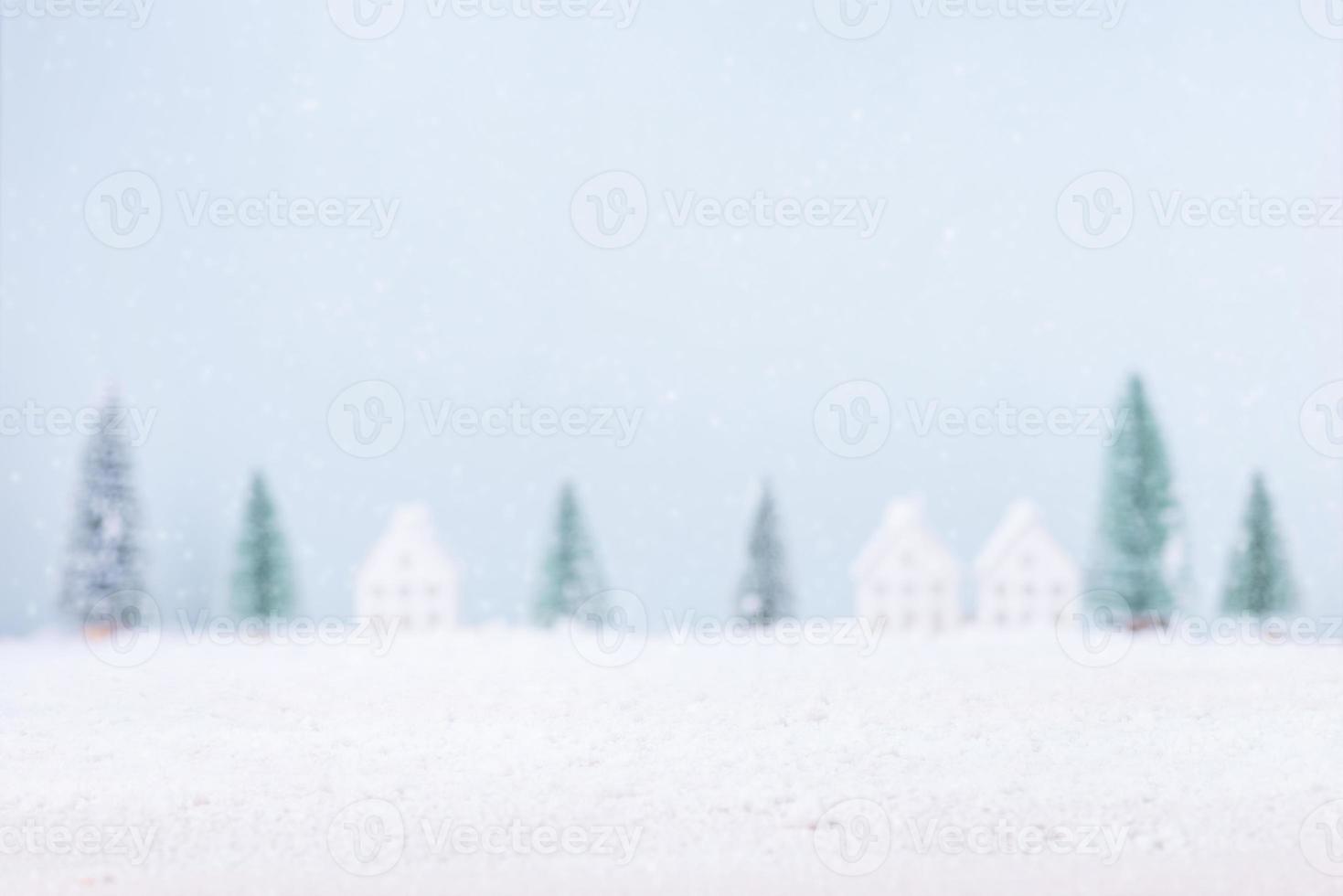 árvore de paisagem natural turva e casa de fundo de neve para feliz natal e feliz ano novo foto
