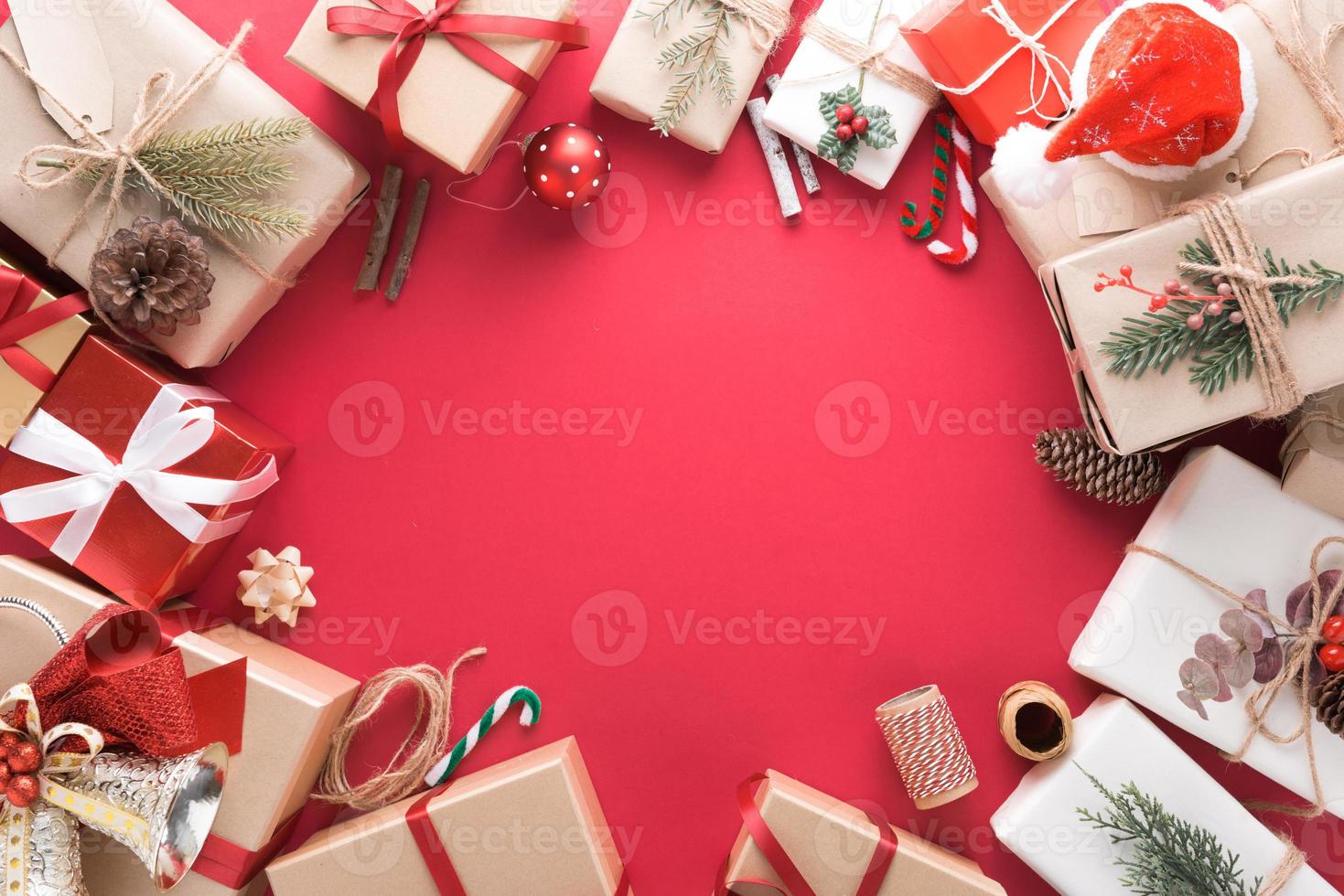 feliz natal e feliz ano novo decoração para celebração em fundo de papel vermelho com espaço de cópia foto