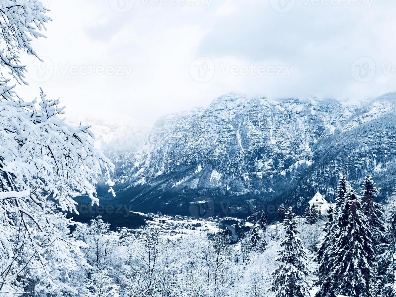 cenário de hallstatt inverno neve montanha paisagem vale e lago através da floresta no vale do planalto leva à antiga mina de sal de hallstatt, áustria foto