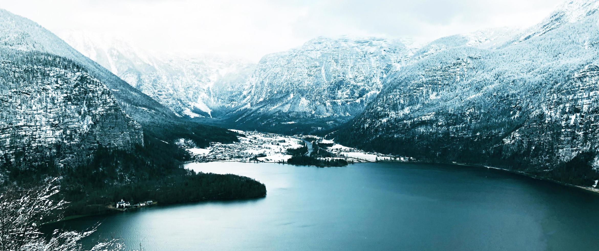 panorama de hallstatt inverno neve montanha paisagem vale e lago através da floresta no vale do planalto hallstatt, áustria foto