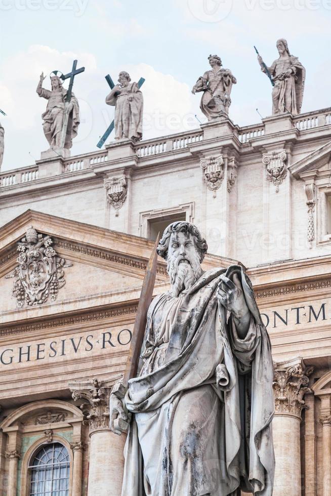 escultura paulo apóstolo e basílica de são pedro foto