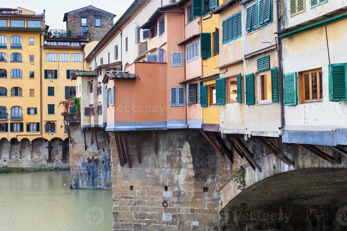 casas na ponte vecchio na cidade de florença no outono foto