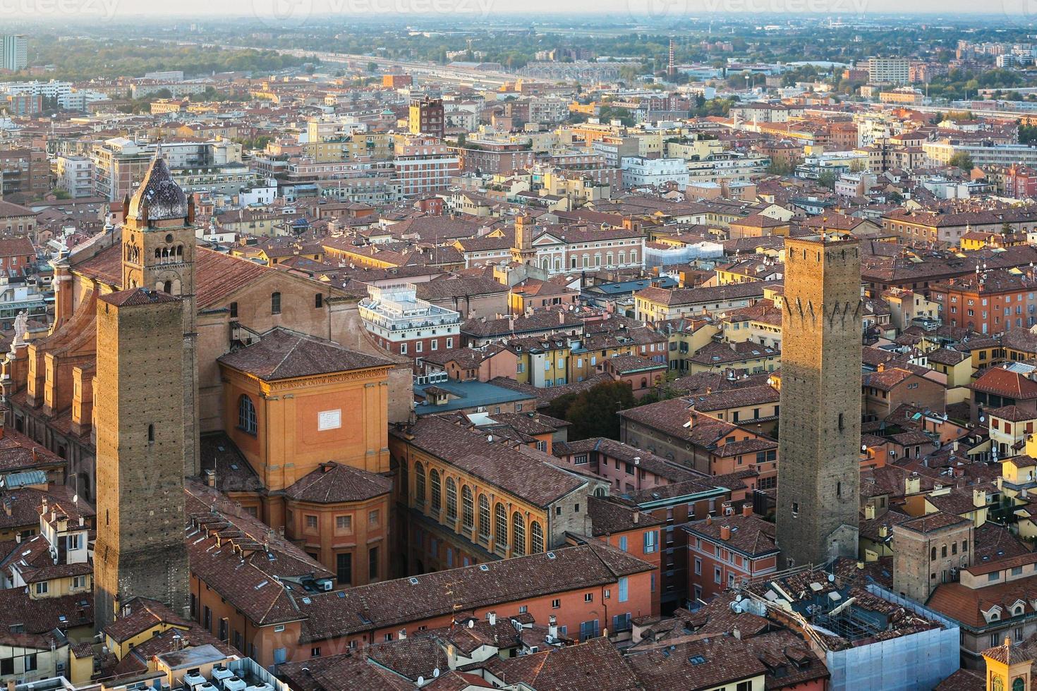 basílica san petronio e torres na cidade de bolonha foto