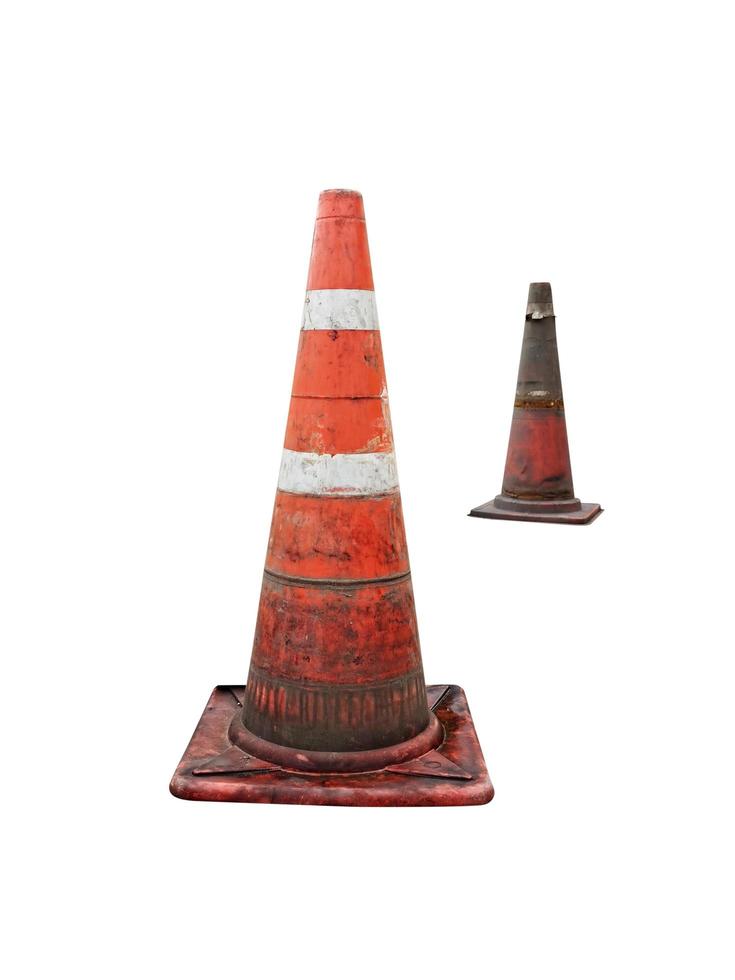 cone de trânsito, velho poste branco e laranja isolado em um fundo branco foto