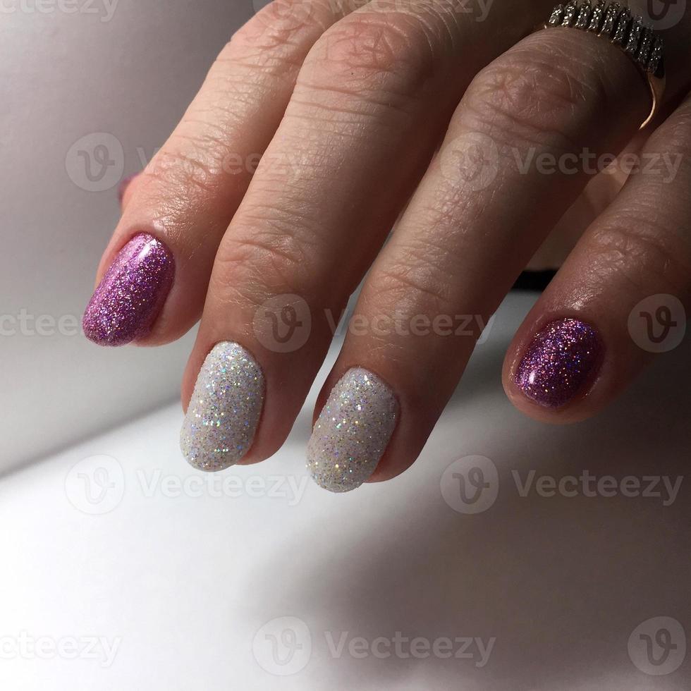 manicure de cores diferentes nas unhas. manicure feminina na mão foto