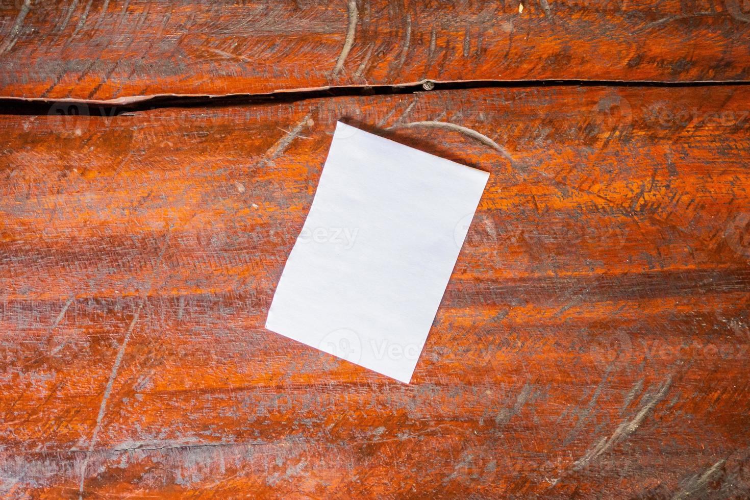 papel branco em branco sobre fundo de mesa de madeira rústica velha foto