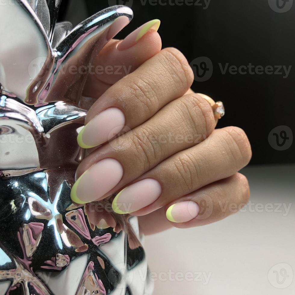 manicure francesa nas unhas. design de manicure francesa. esmalte de manicure em gel foto