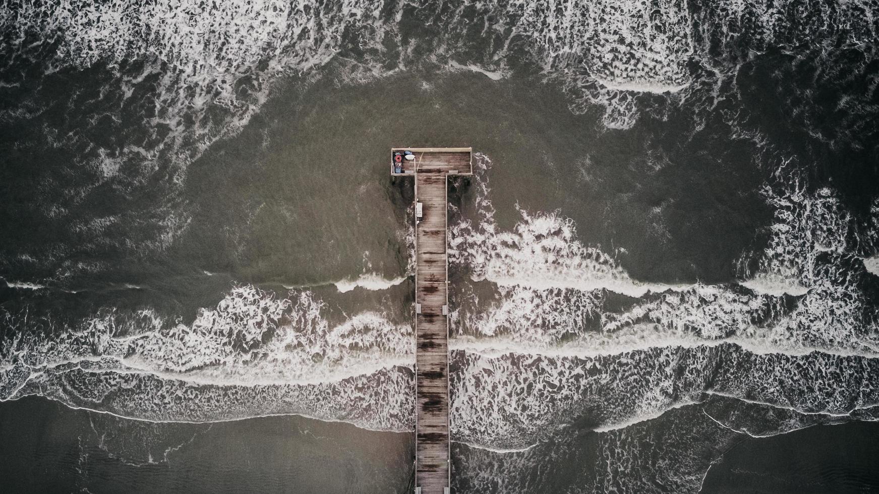 foto aérea de um cais cinza