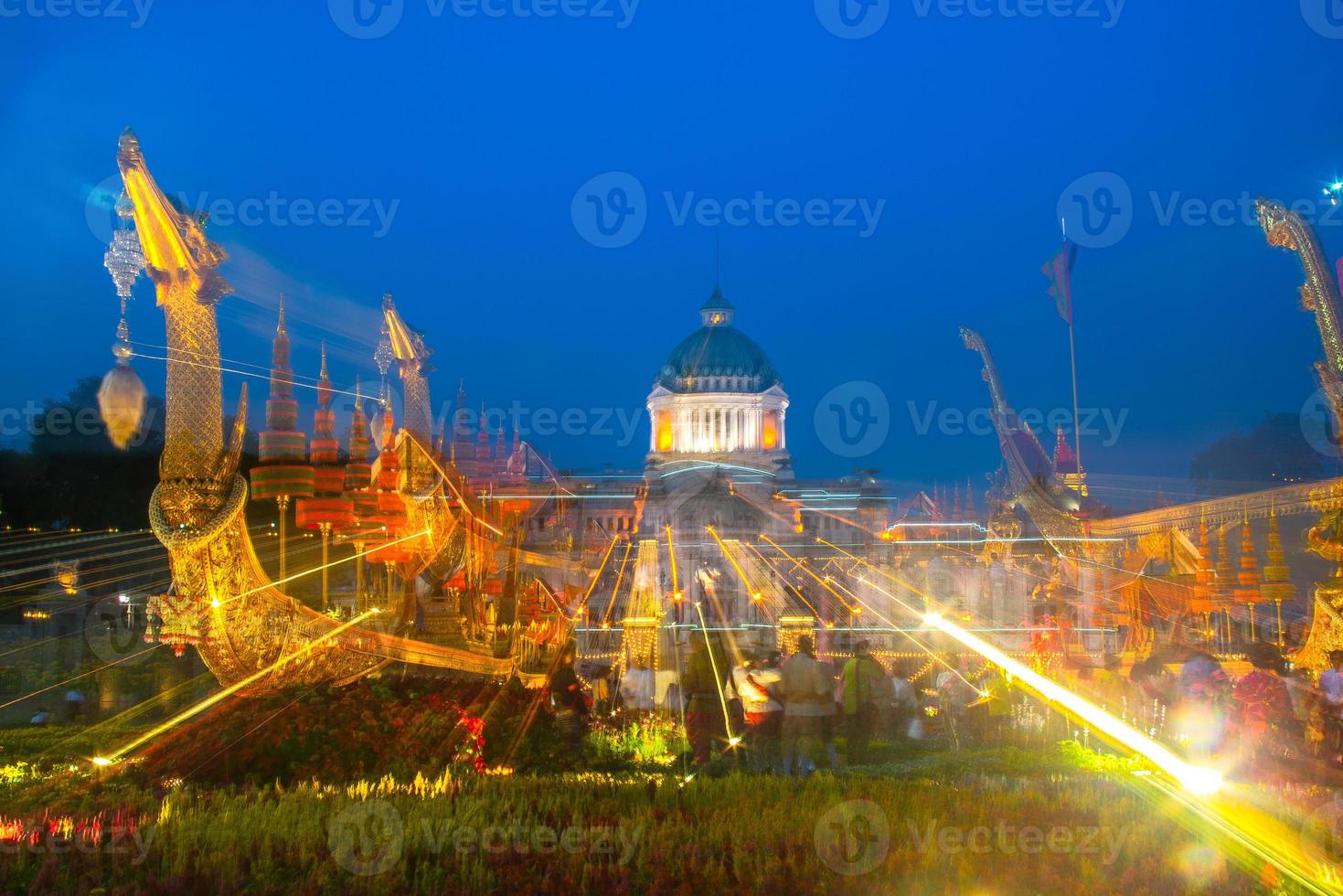 luz zoom da praça real, ou praça do palácio dusit, com salão do trono ananta samakhom e réplica da barca real suphannahong, em aun ai rak khlai khwam nao feira de inverno, bangkok, tailândia foto