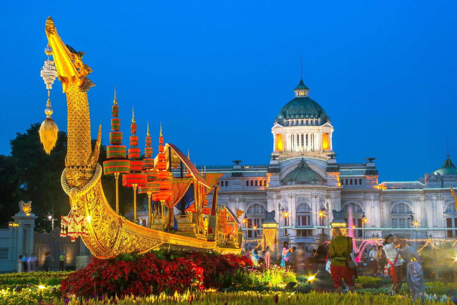 bangkok, tailândia - 24 de dezembro de 2018 - réplica da barca real suphannahong na feira de inverno aun ai rak khlai khwam nao na praça real, praça do palácio dusit ou praça da estátua equestre foto