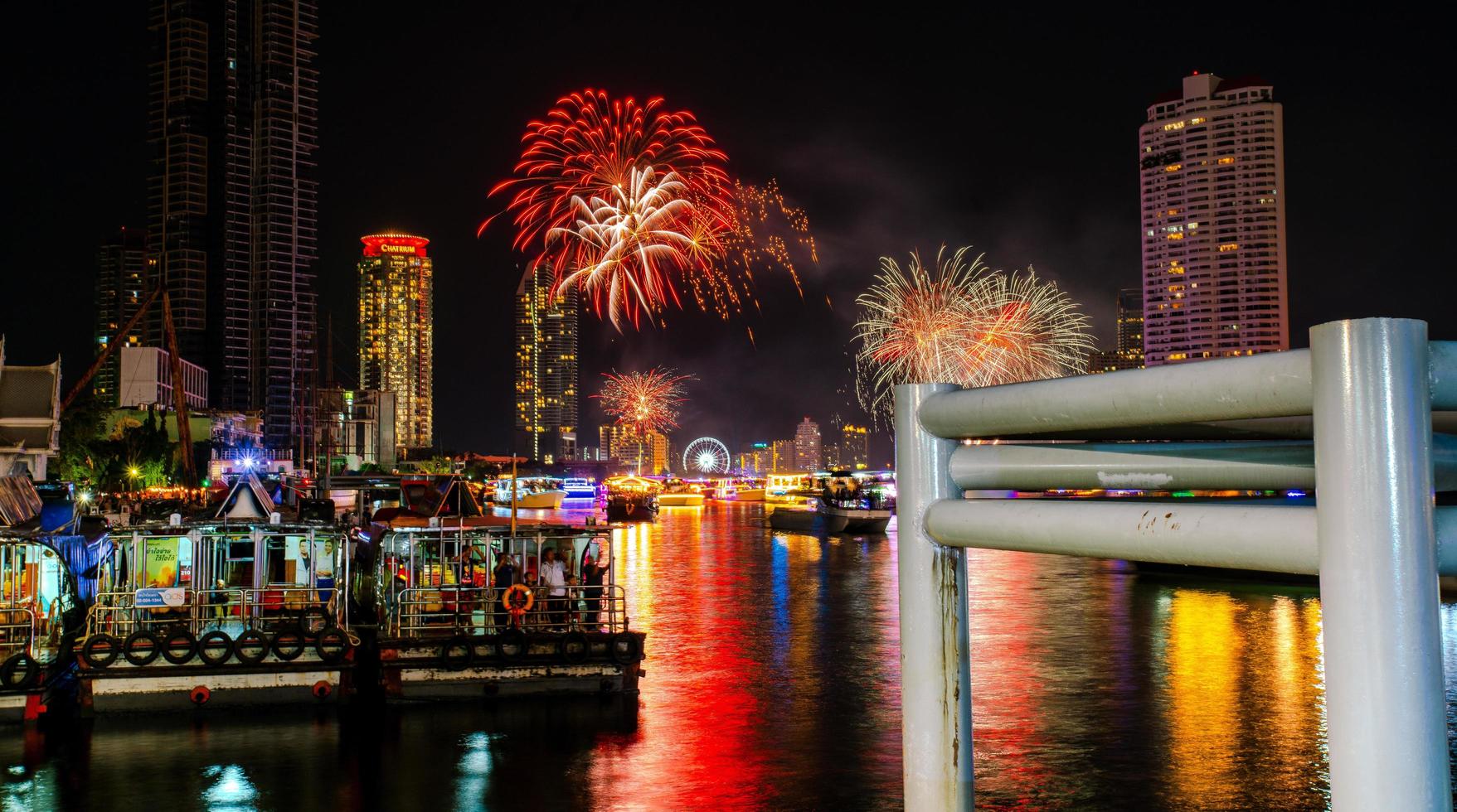 bangkok, tailândia - 1 de janeiro de 2019 - ano novo 2019 fogos de artifício com rio chao phraya foto