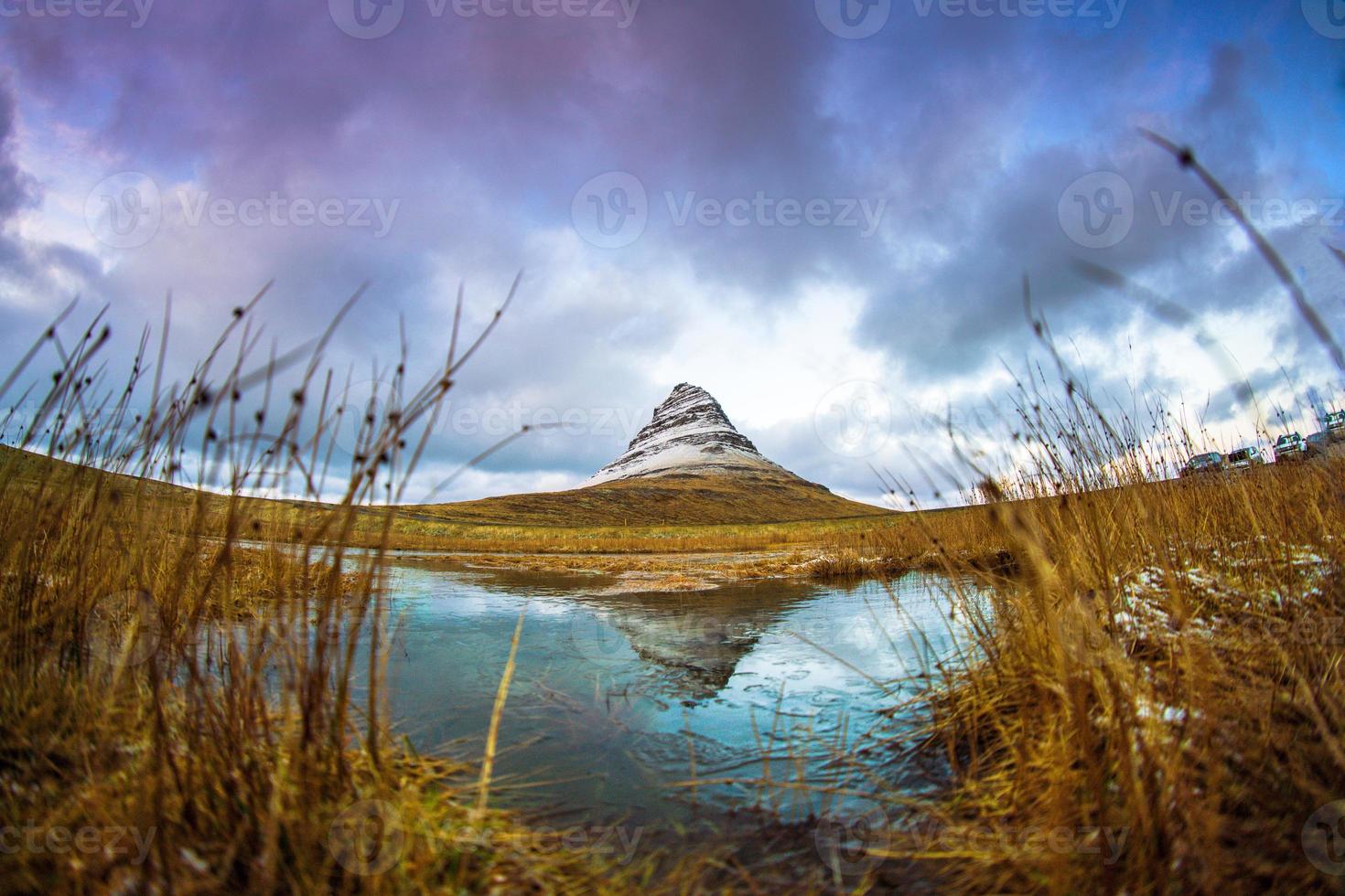 kirkjufell, montanha da igreja em islandês, uma montanha de 463 m de altura na costa norte da península de snaefellsnes da islândia, perto da cidade de grundarfjordur, islândia foto