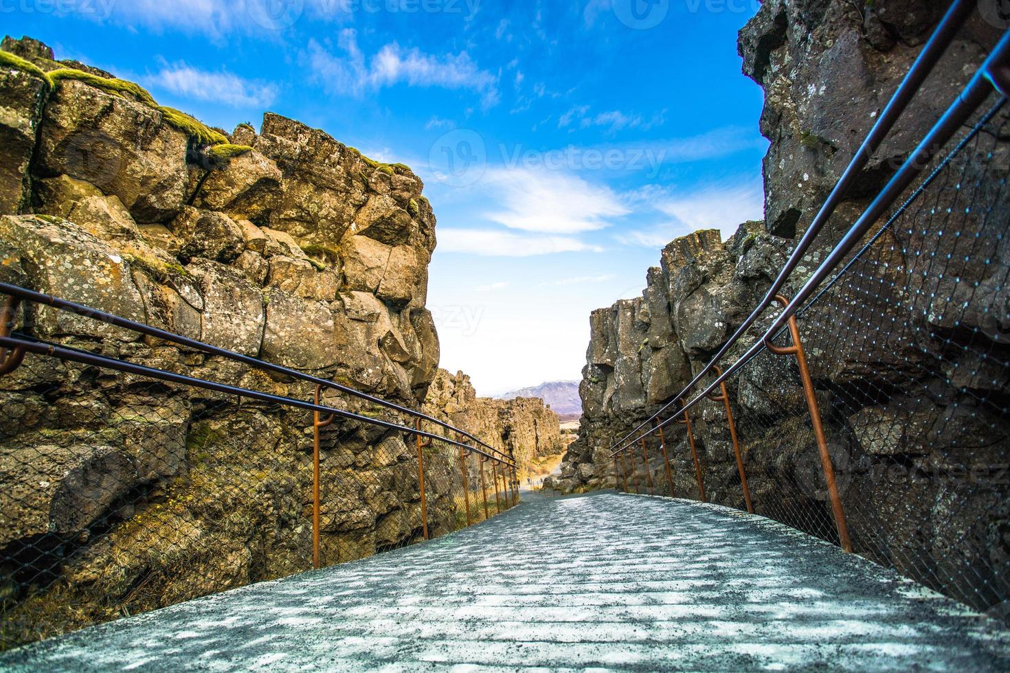 pingvellir, ou thingvellir, um local do parque nacional histórico e cultural no sudoeste da islândia, fronteira entre a placa tectônica norte-americana e a eurasiana foto