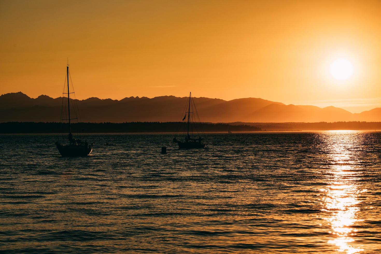 barcos de pesca no mar foto