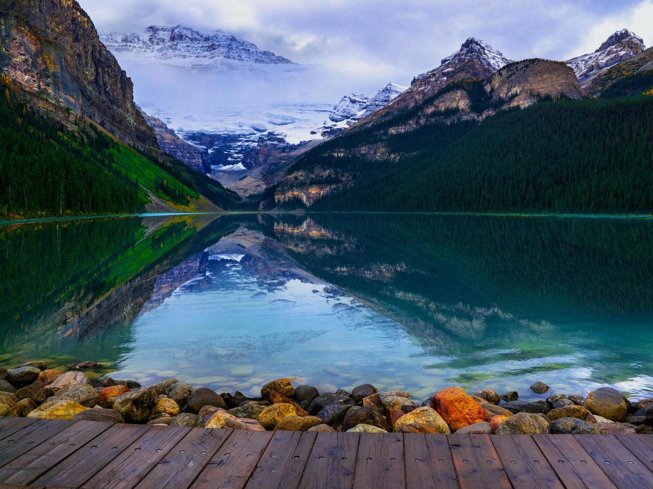 vista das montanhas rochosas canadenses foto