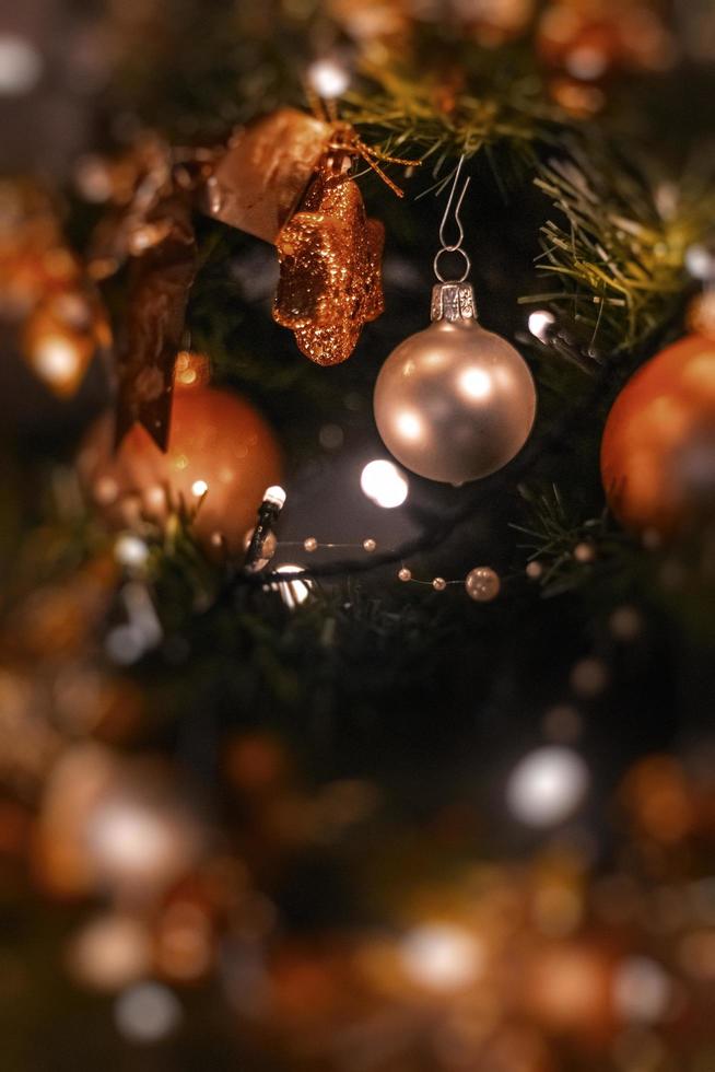 decorações de natal de prata e ouro foto