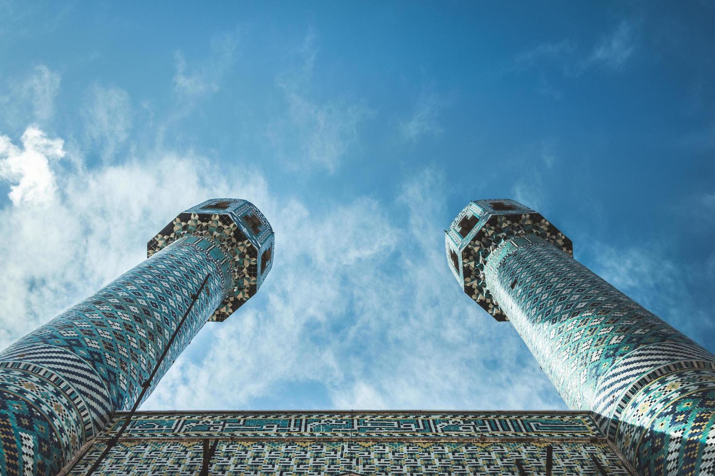 foto de baixo ângulo duas torres