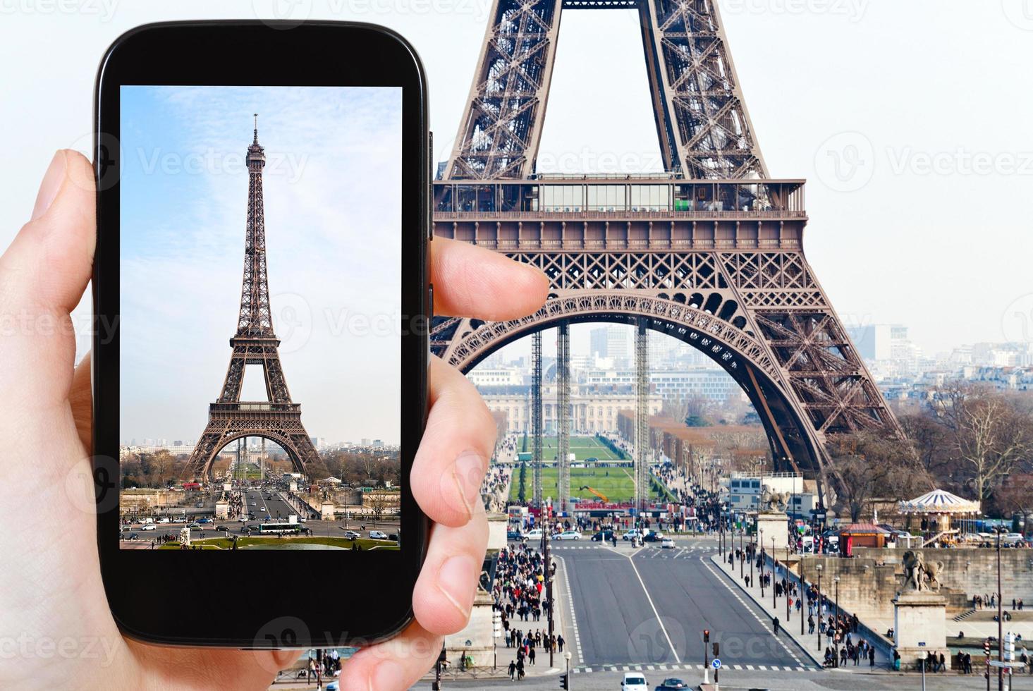 turista tirando foto da torre eiffel em paris