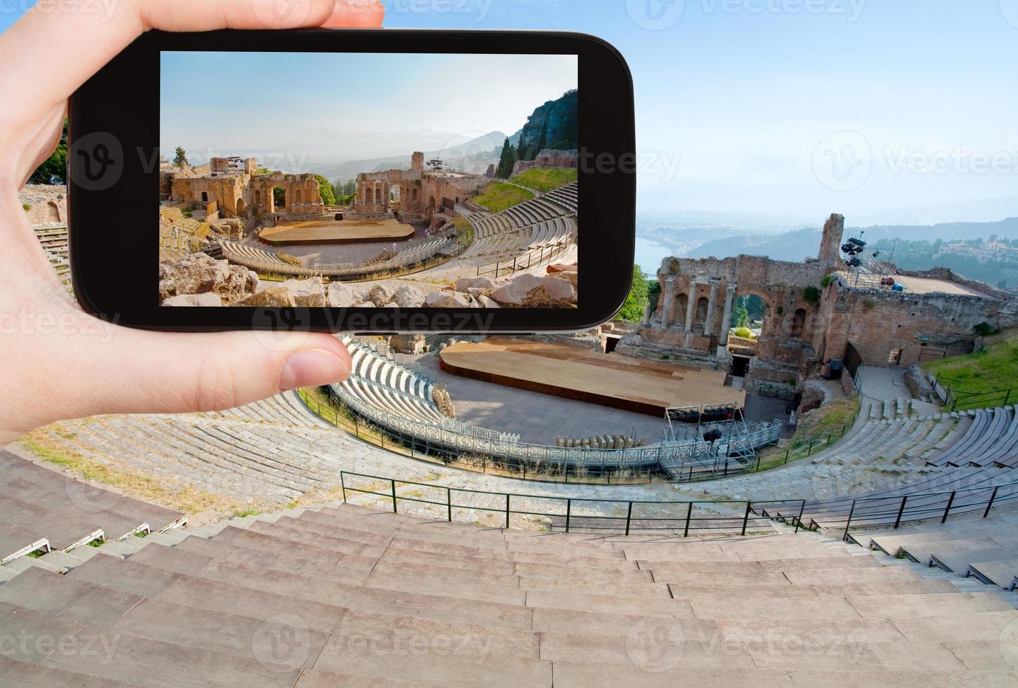 turista tirando foto do antigo anfiteatro