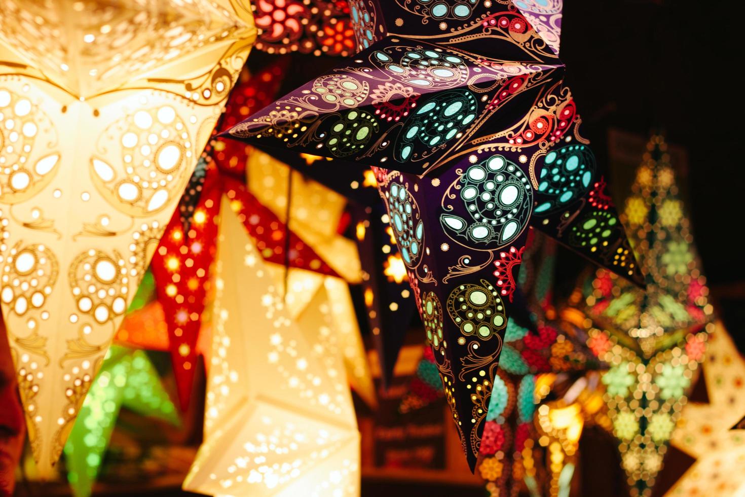 lanternas multicoloridas iluminadas foto