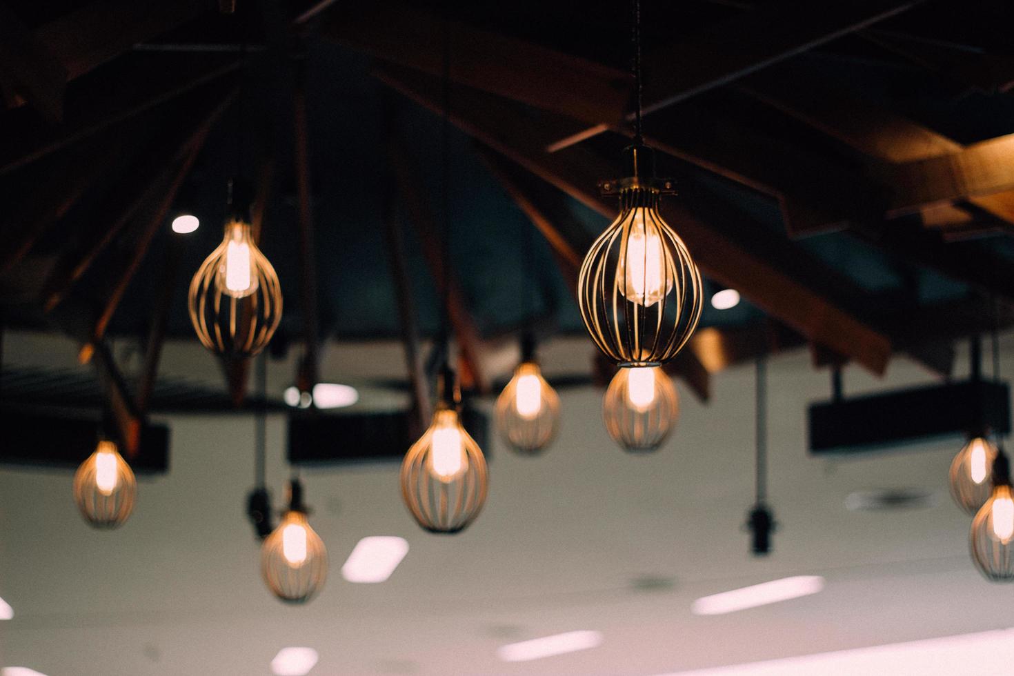 lâmpadas pendentes iluminadas foto