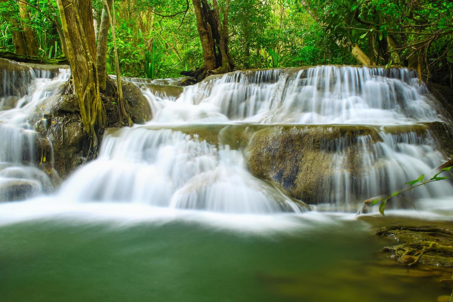 cachoeira huai mae khamin em uma floresta foto