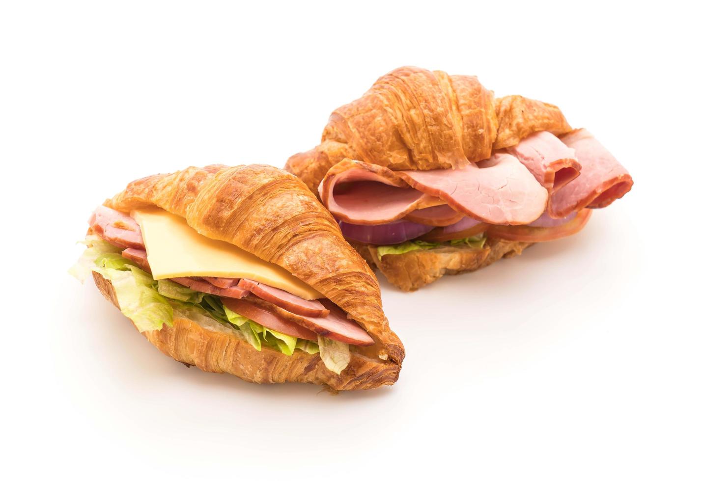 sanduíches de croissant de presunto no fundo branco foto