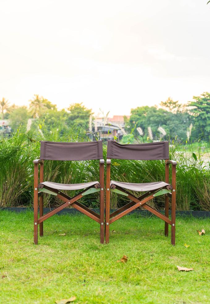 duas cadeiras de gramado no parque foto