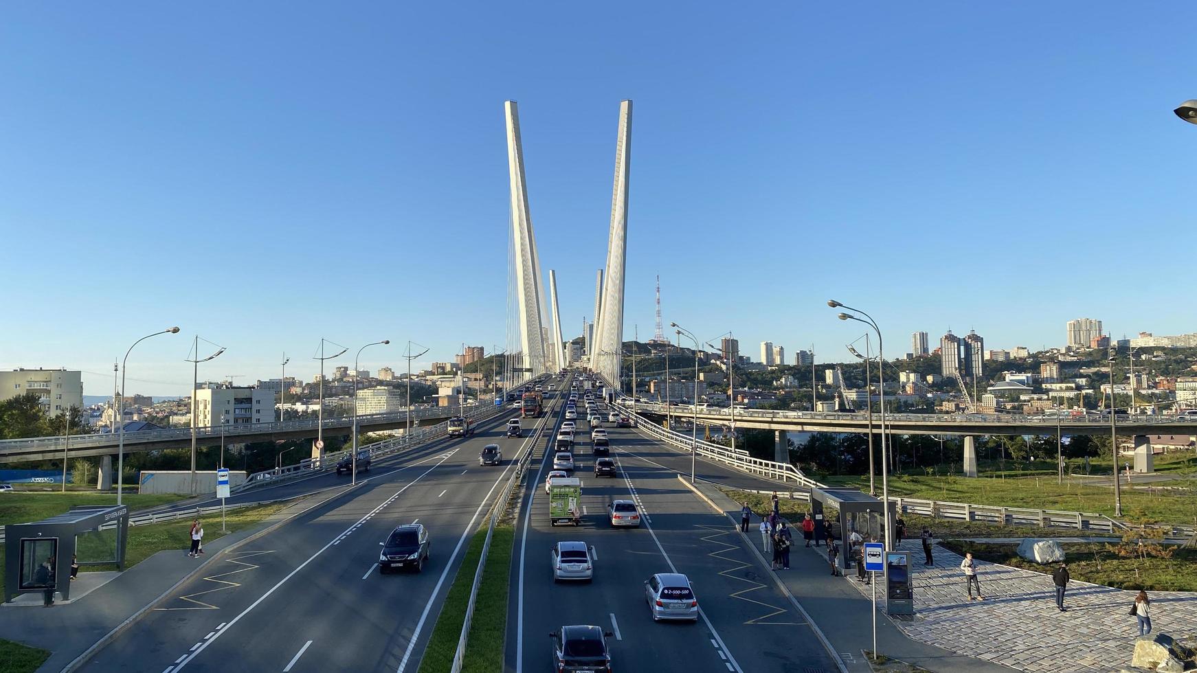 vladivostok, rússia - 20 de setembro de 2022 paisagem urbana com vista para a ponte dourada foto