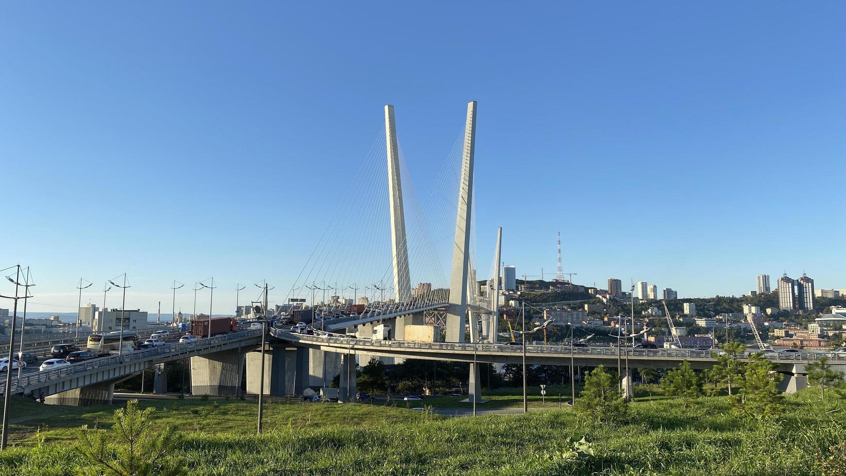 vladivostok, rússia - 20 de setembro de 2022 paisagem urbana com vista para a ponte dourada foto