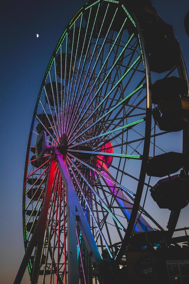 foto da roda gigante durante a noite