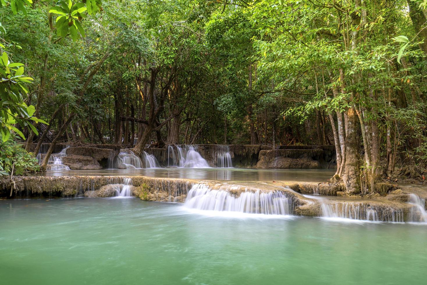 cachoeira no parque nacional khuean srinagarindra foto