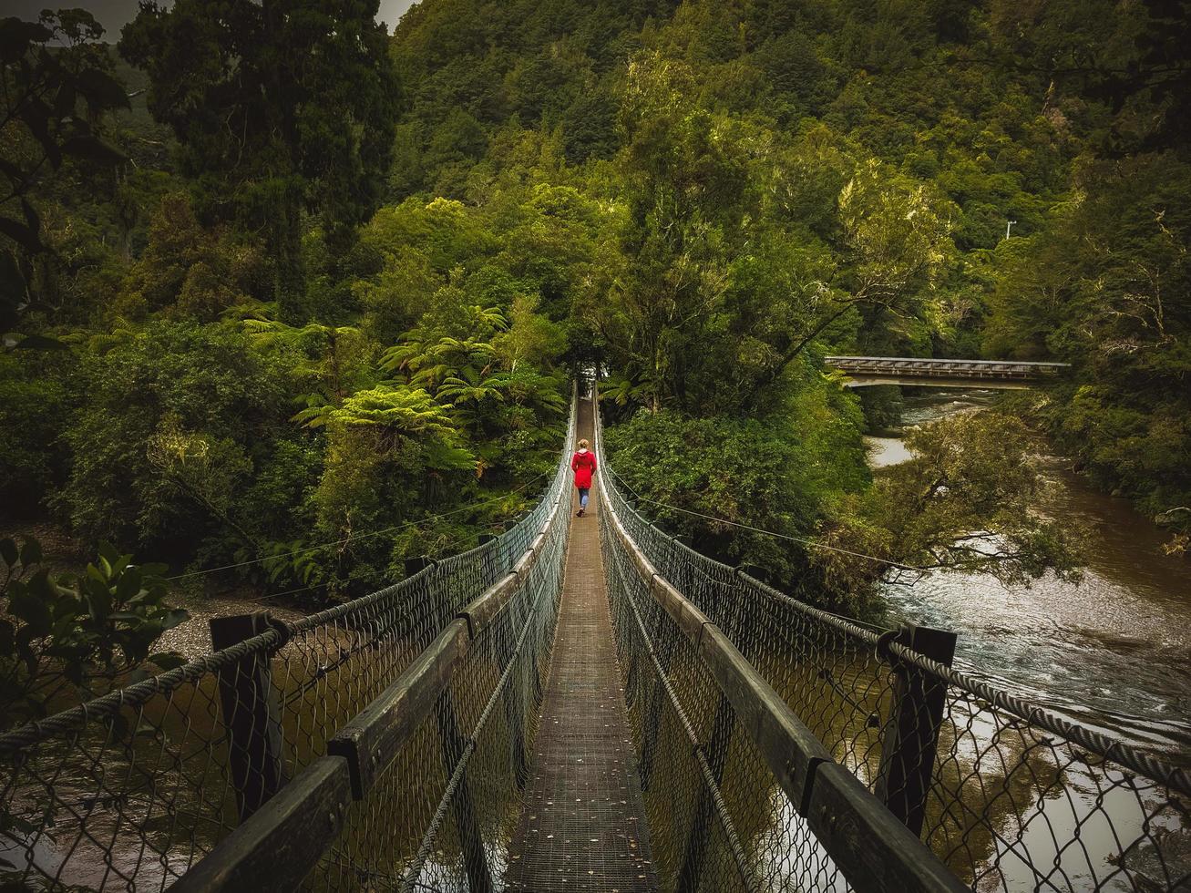 pessoa na ponte de pedestres foto