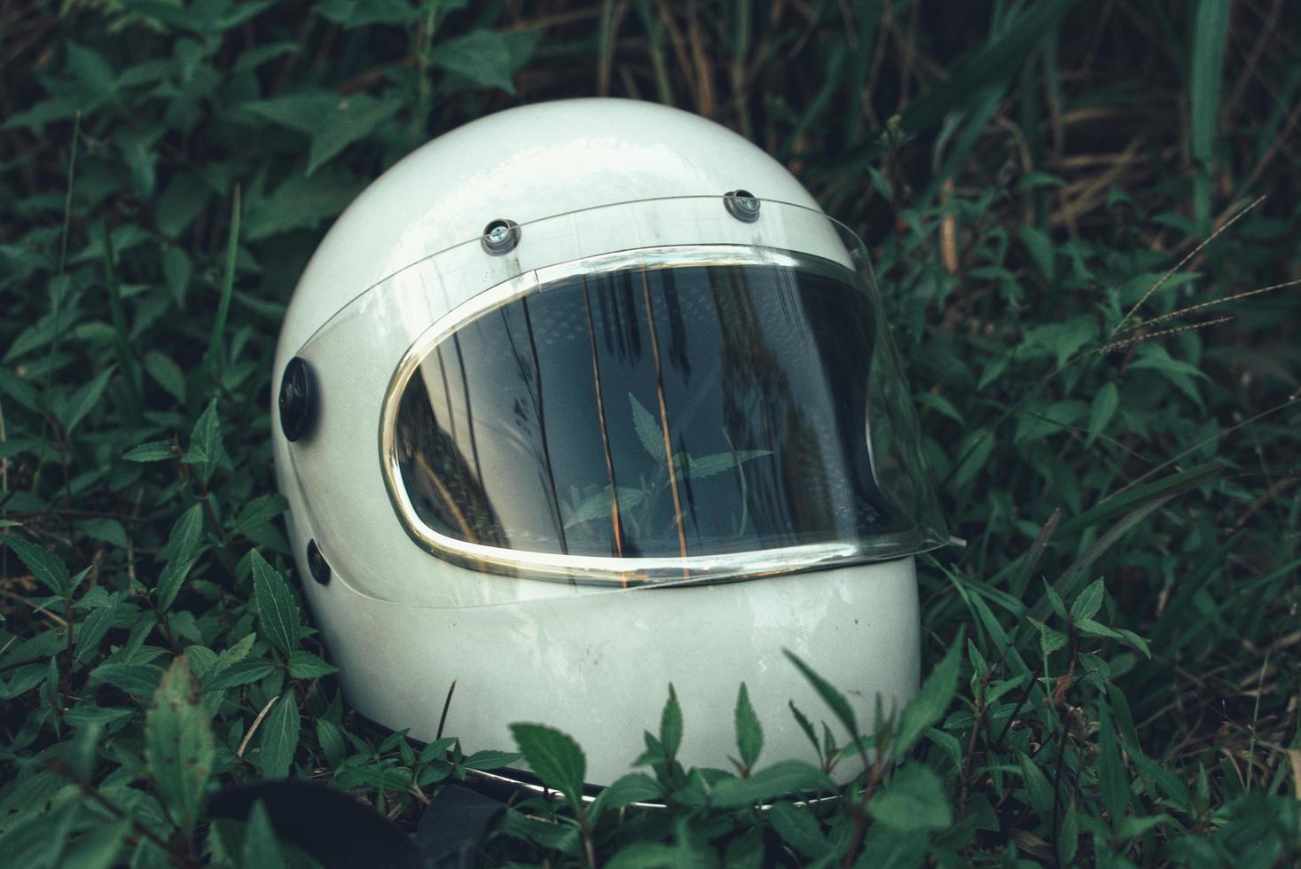 capacete branco na grama foto