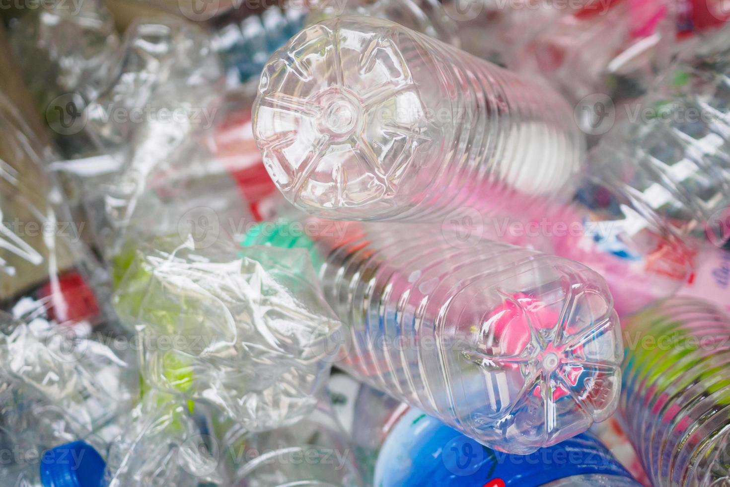 garrafas de plástico na estação de reciclagem de lixo foto