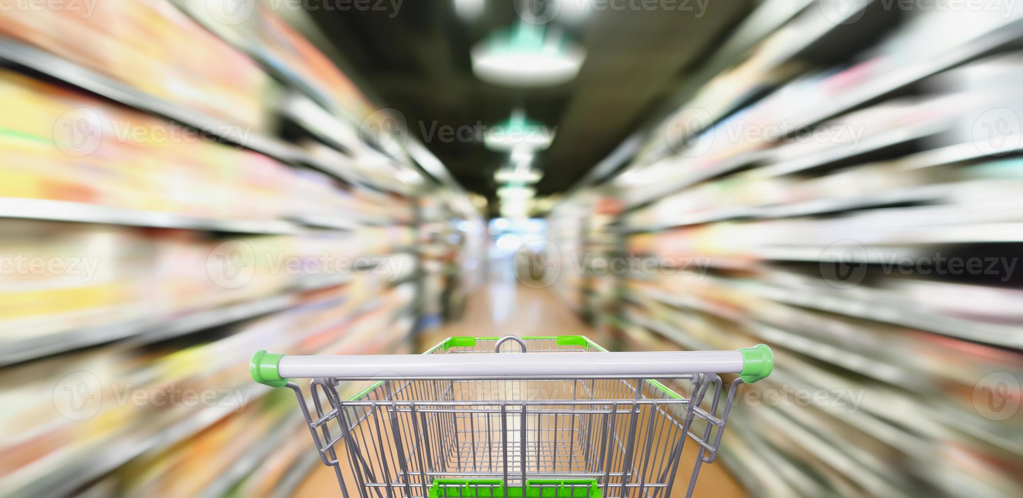 corredor de supermercado e prateleiras de produtos borrão de movimento abstrato com carrinho de compras foto