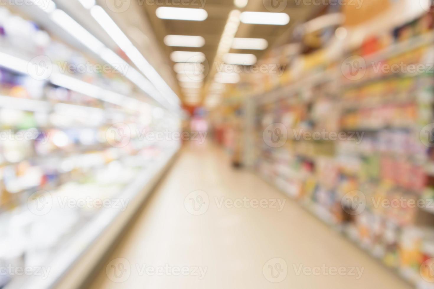 Resumo blur supermercado supermercado prateleiras de geladeira com garrafas de leite fresco e produtos lácteos foto
