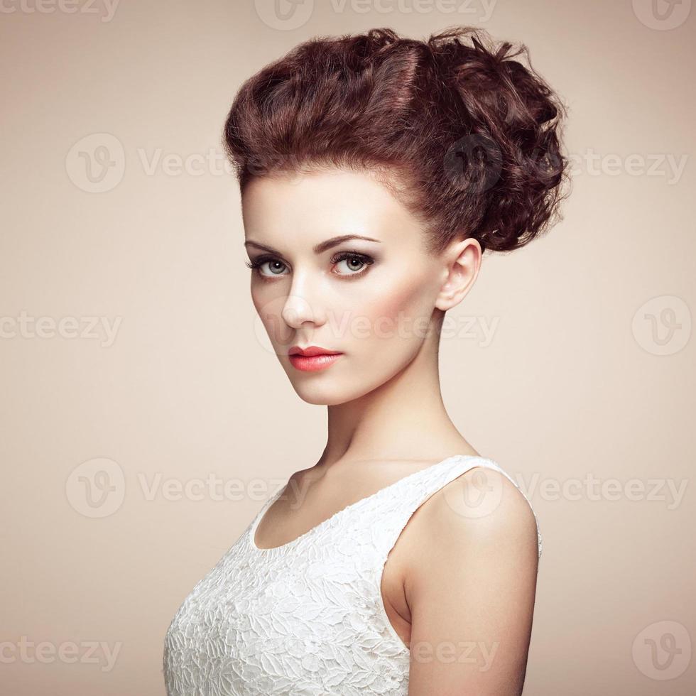 retrato de uma linda mulher sensual com penteado elegante. por foto