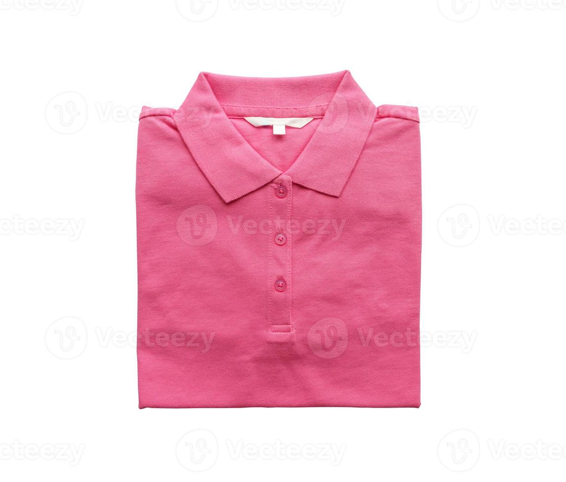 nova camisa rosa dobrada com etiqueta de roupas em branco isolada no fundo branco foto